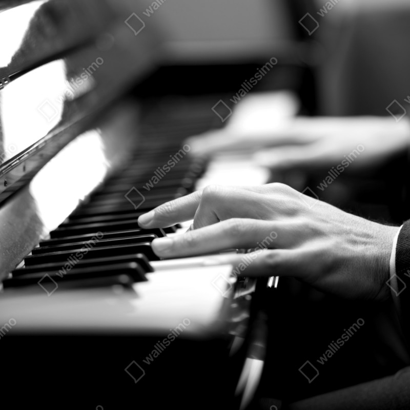 Schrankaufkleber intime hände auf klaviertasten in monochrom – Wallnifity® Schrankaufkleber intime hände auf klaviertasten in monochrom – Wallnifity®