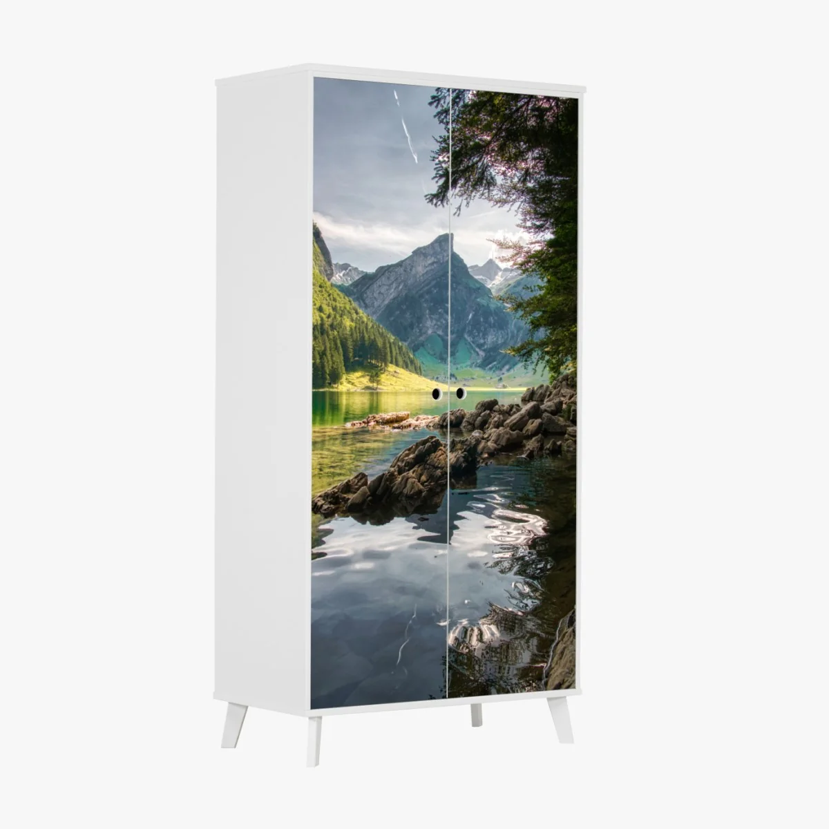 Schrankaufkleber ruhiger bergsee mit spiegelungen im wald – Wallnifity®