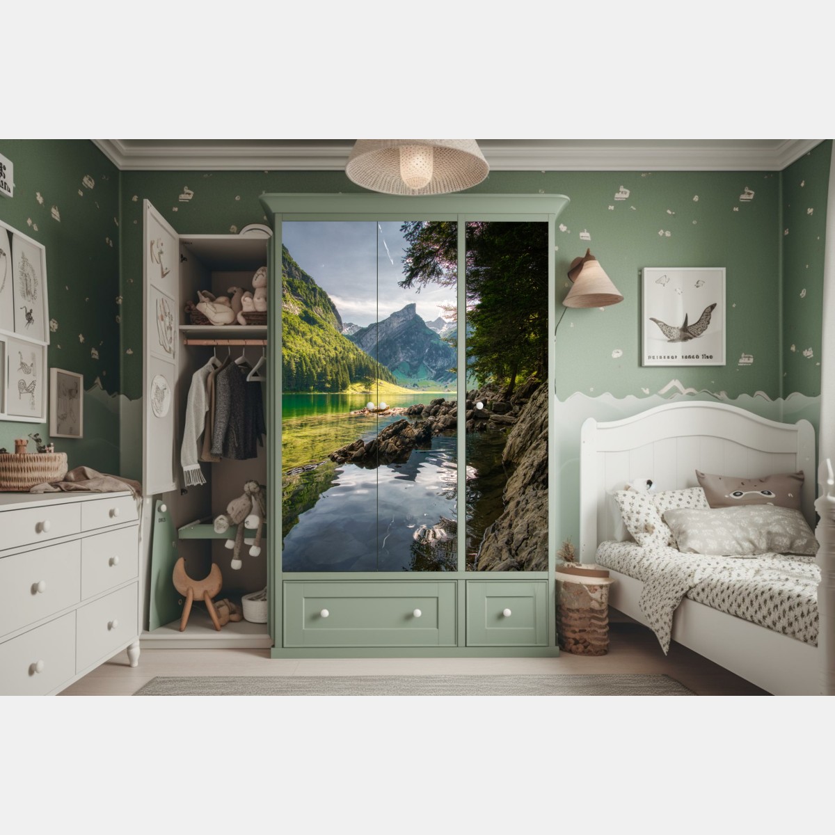 Schrankaufkleber ruhiger bergsee mit spiegelungen im wald – Wallnifity®