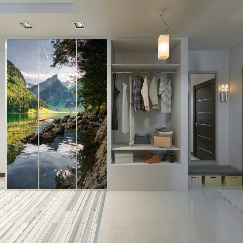 Schrankaufkleber ruhiger bergsee mit spiegelungen im wald – Wallnifity®