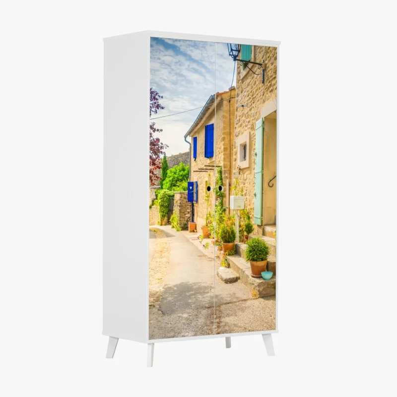 Schrankaufkleber sonnenbeschienene dorfstraße mit steinhäusern und bunten fensterläden – Wallnifity® Schrankaufkleber sonnenbeschienene dorfstraße mit steinhäusern und bunten fensterläden – Wallnifity®