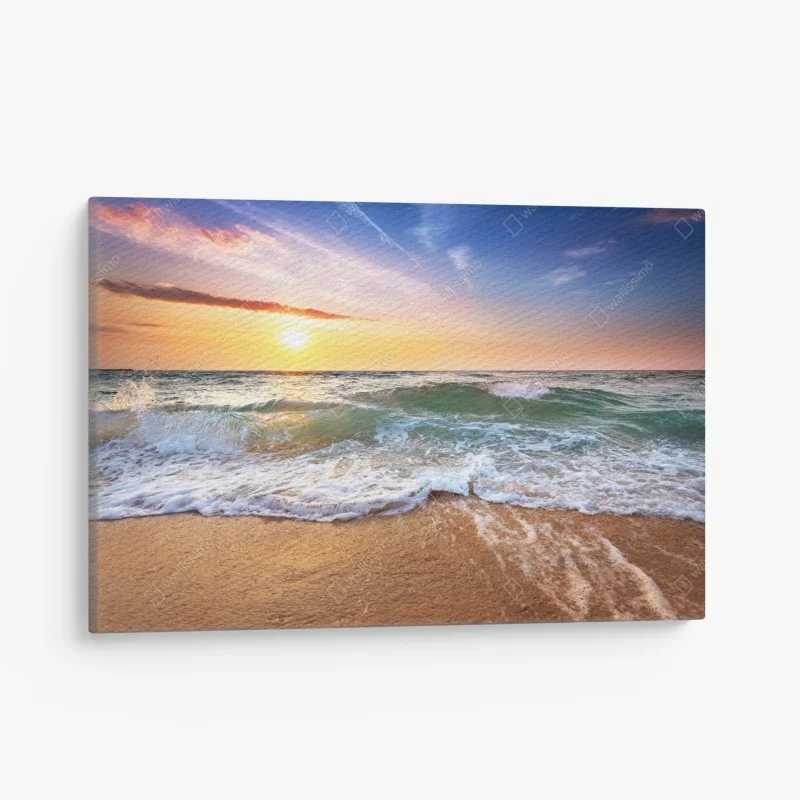 Leinwandbild goldener sonnenuntergang am strand mit sanften wellen