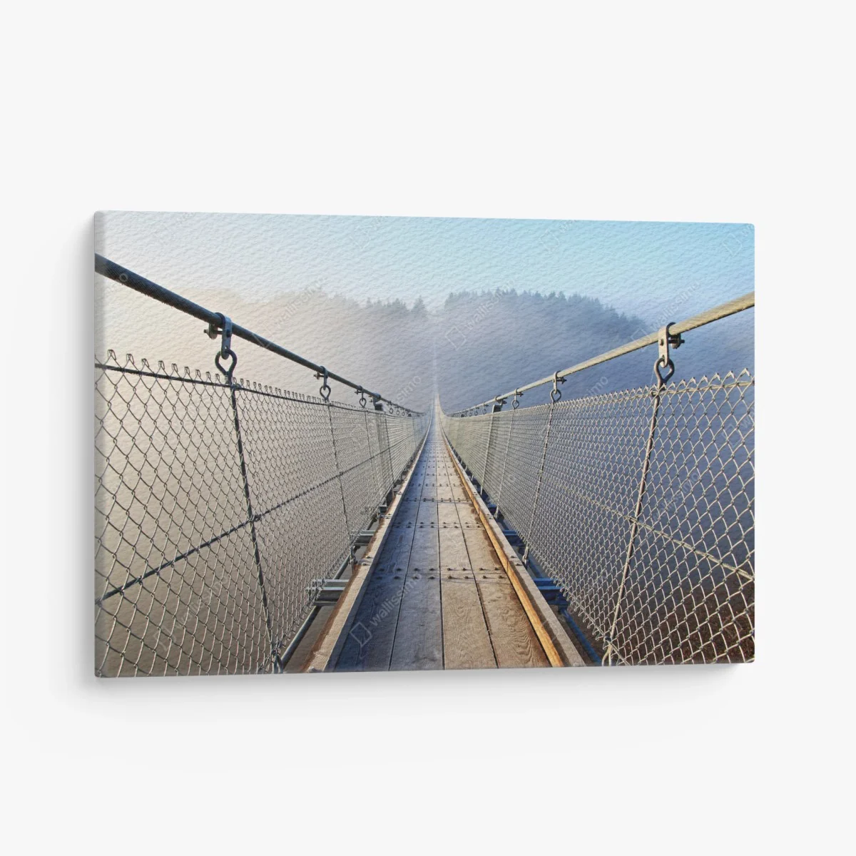 Leinwandbild neblige hängebrücke, die in den wald führt – Wallnifity®