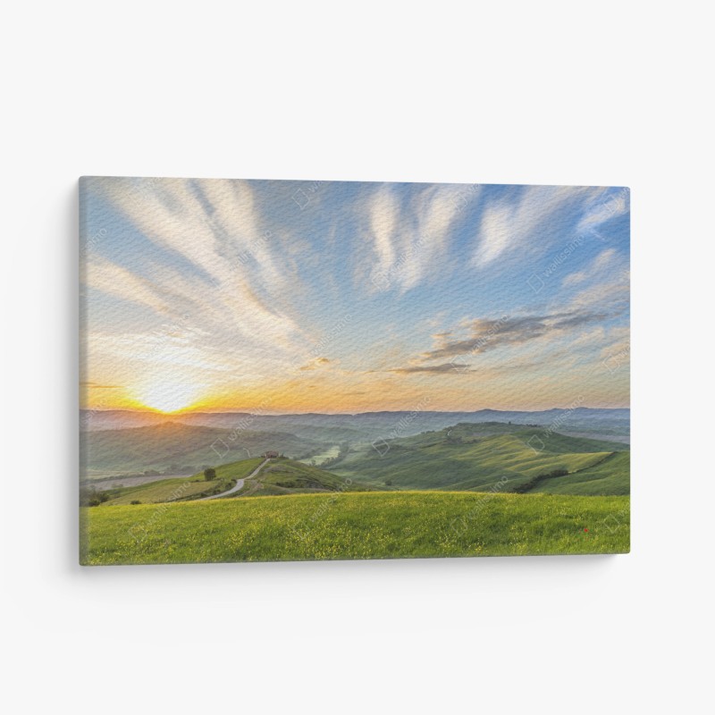 Leinwandbild sonnenaufgang über einer wiese in Italien