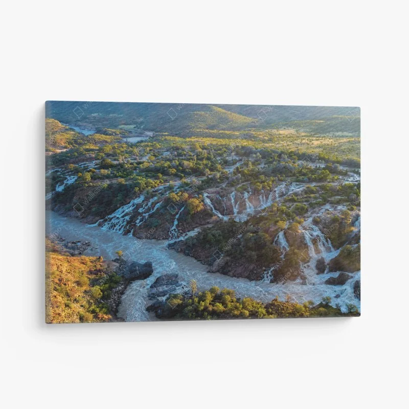 Leinwandbild üppiges grünes bergtal mit fluss – Wallnifity®