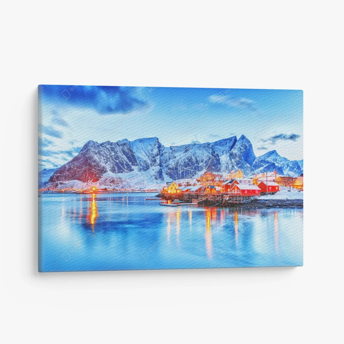 Leinwandbild verschneites küstendorf unter hohen bergen – Wallnifity®