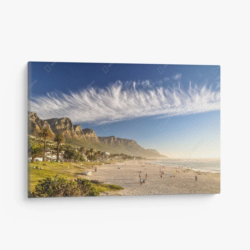 Leinwandbild sonnenstrand mit bergkulisse