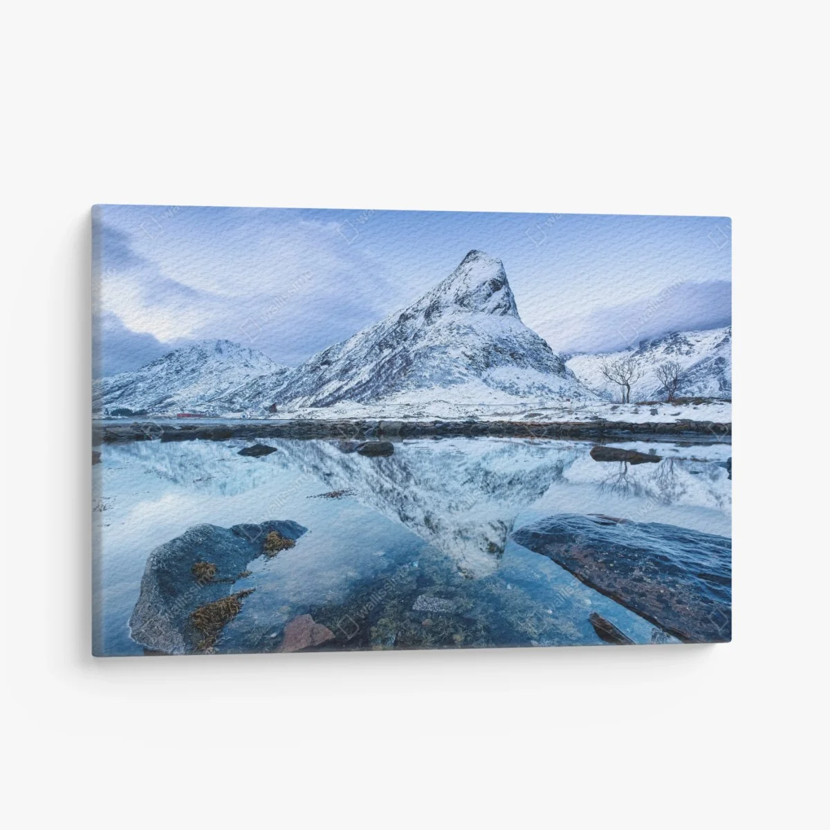 Leinwandbild schneebedeckter berg gespiegelt auf ruhigem wasser, Norwegen – Wallnifity®