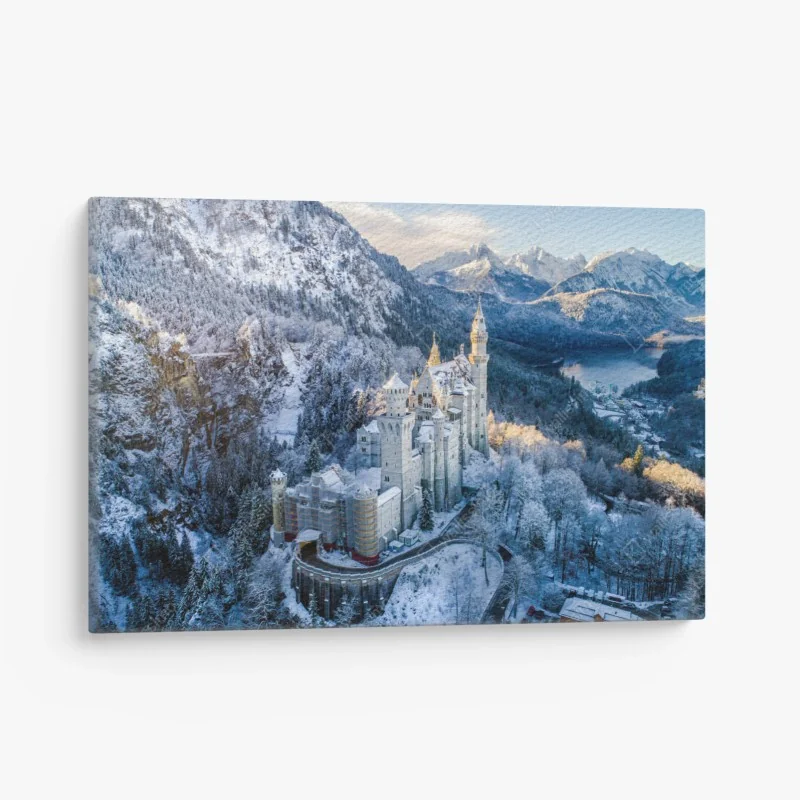 Leinwandbild winterliches schloss in verschneiten bergen