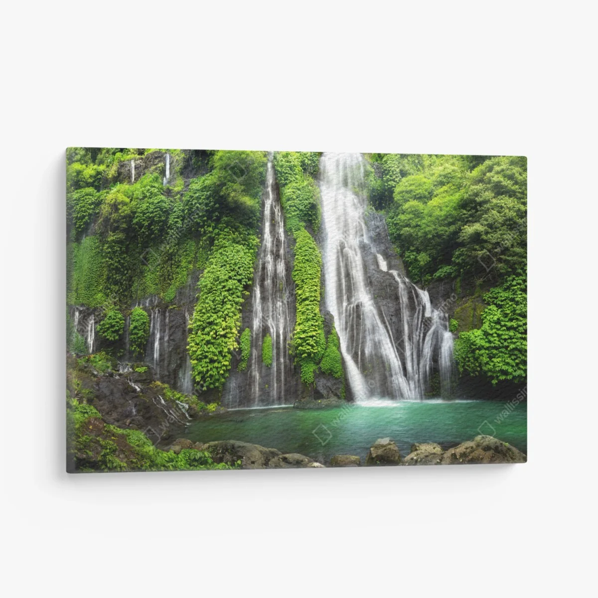 Leinwandbild ruhiger wasserfall im smaragdgrünen wald – Wallnifity®
