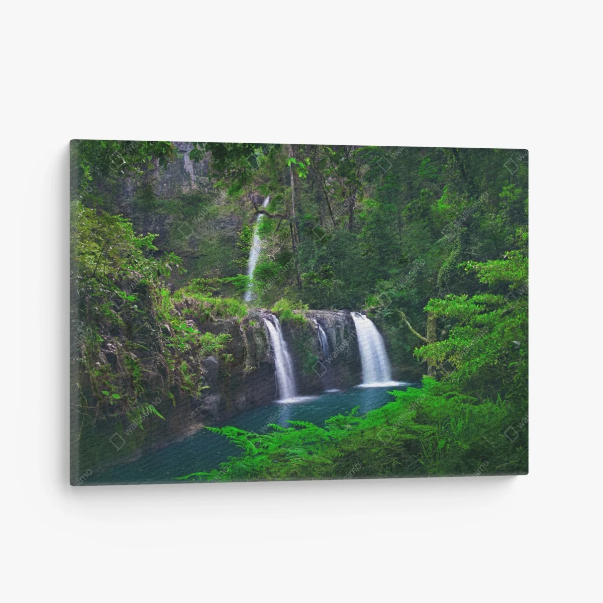 Leinwandbild beruhigender wasserfall im smaragdgrünen wald – Wallnifity®