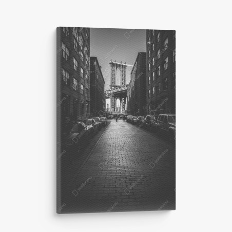 Leinwandbild Manhattan Bridge im rahmen einer gepflasterten straße – Wallnifity®