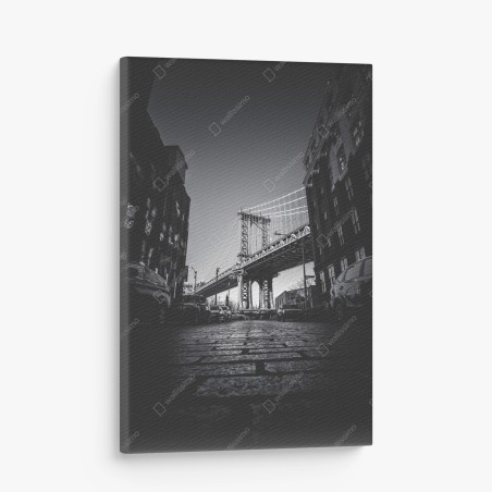 Leinwandbild Manhattan brücke perspektive über kopfsteinpflaster – Wallnifity®