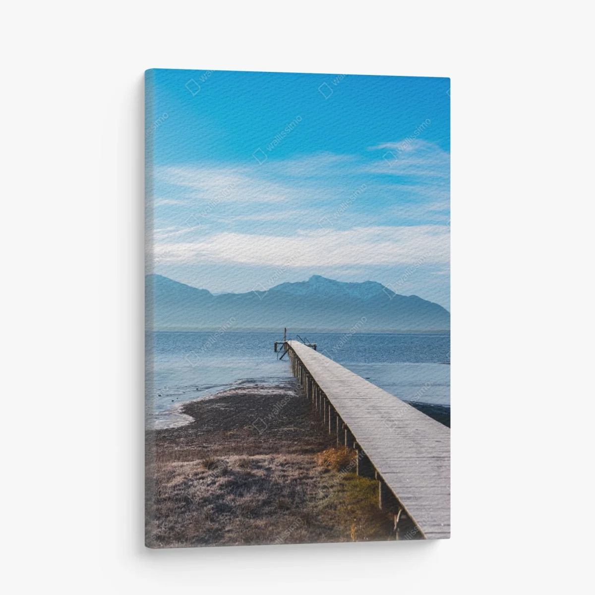 Leinwandbild nebliger steg am bergsee bei dämmerung – Wallnifity® Leinwandbild nebliger steg am bergsee bei dämmerung – Wallnifity®