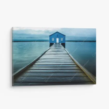 Leinwandbild blaues bootshaus am ende des stegs – Wallnifity®