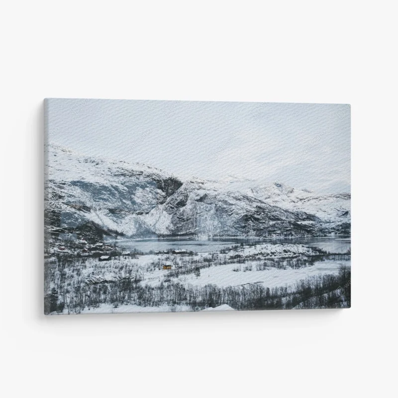 Leinwandbild ruhige winterliche berglandschaft über zugefrorenem see