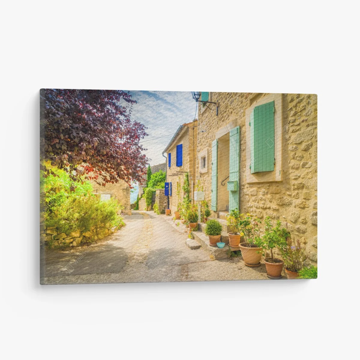Leinwandbild sonnenbeschienene dorfstraße mit steinhäusern und bunten fensterläden – Wallnifity®