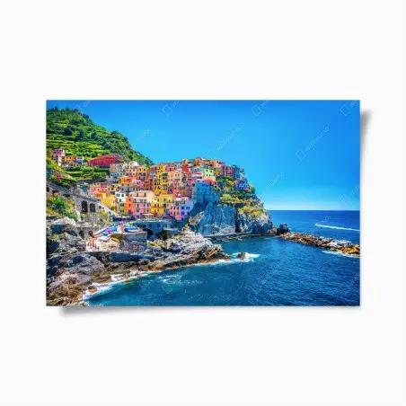 Poster farbenfrohes dorf am klippenmeer – Wallnifity®
