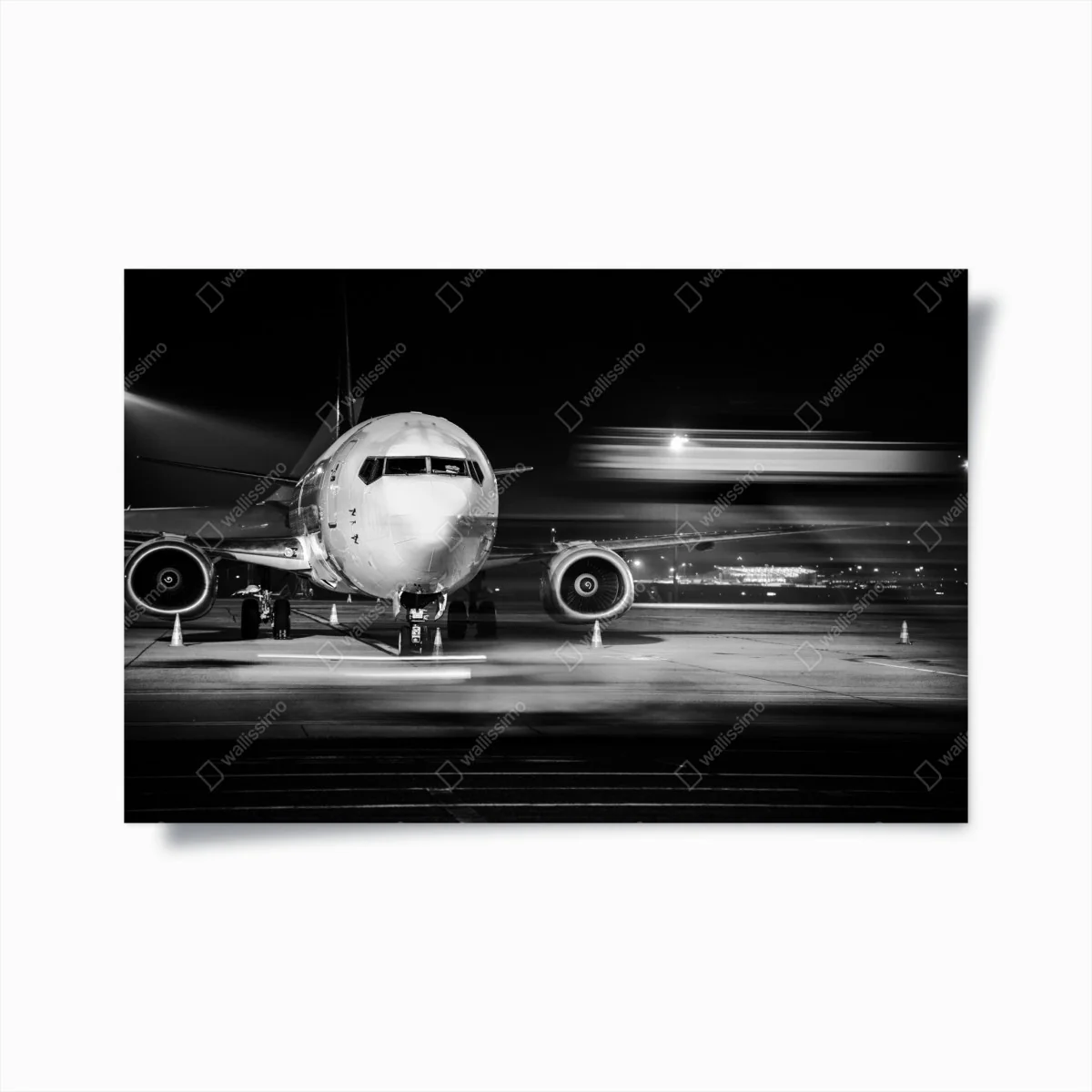 Poster monochromes jet auf dem rollfeld bei nacht – Wallnifity® Poster monochromes jet auf dem rollfeld bei nacht – Wallnifity®