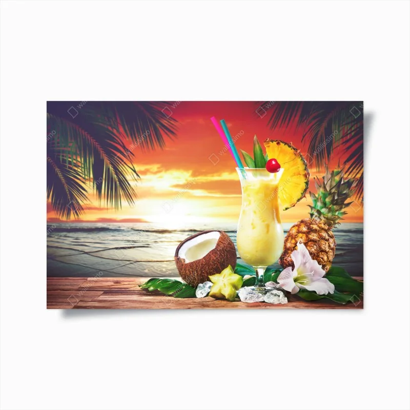 Poster tropischer kokos-ananas-cocktail am strand bei sonnenuntergang