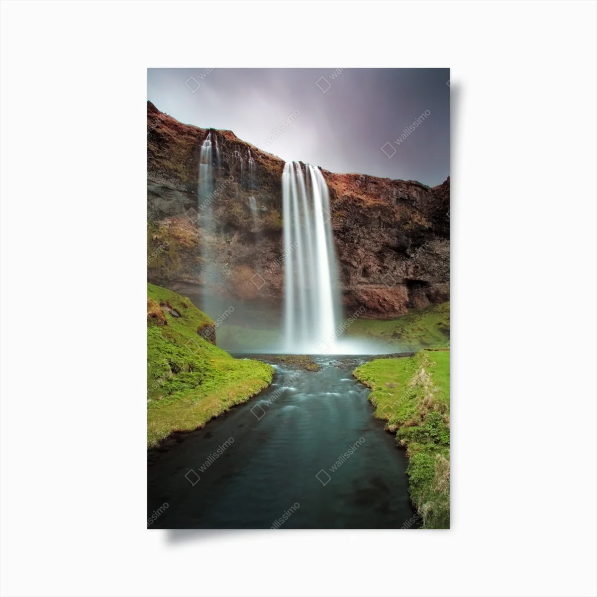 Poster nebeliger wasserfall im üppigen tal – Wallnifity®