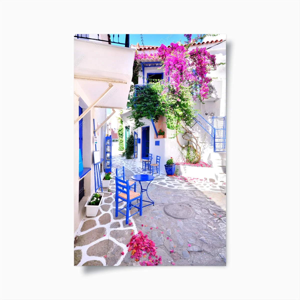 Poster sonnige gasse mit blauen stühlen – Wallnifity® Poster sonnige gasse mit blauen stühlen – Wallnifity®