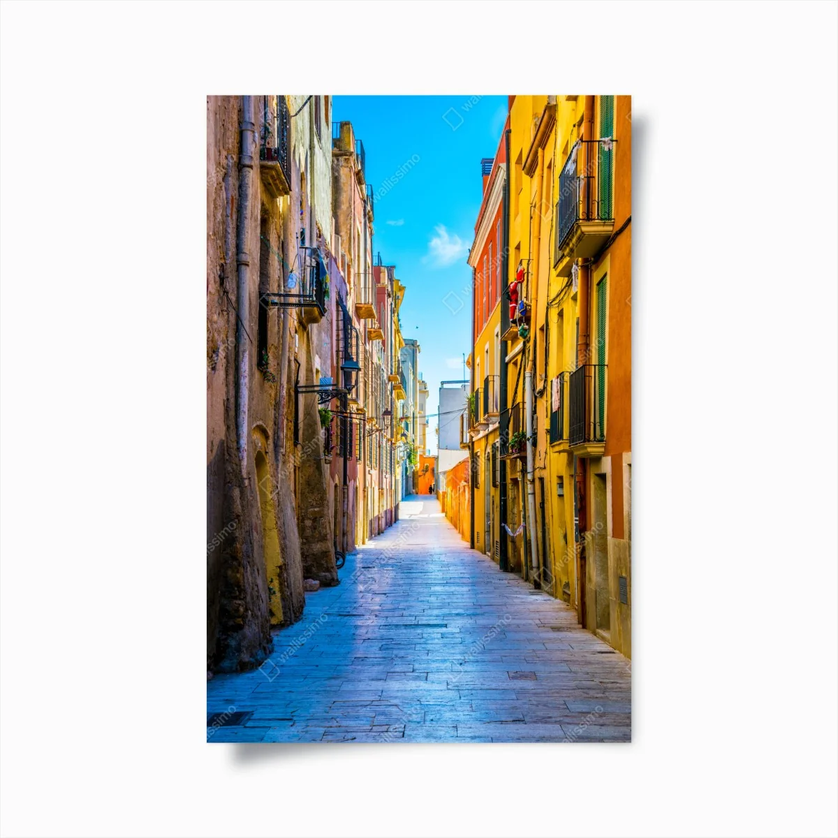 Poster sonnenbeschienene mediterrane gasse mit bunten fassaden – Wallnifity® Poster sonnenbeschienene mediterrane gasse mit bunten fassaden – Wallnifity®