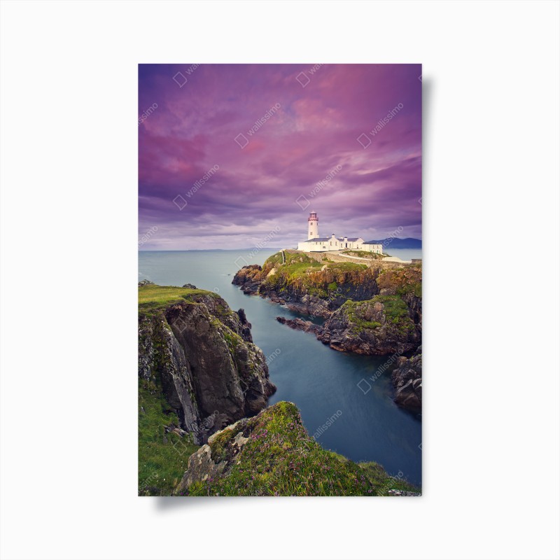 Poster lila leuchtturm an steiler küste