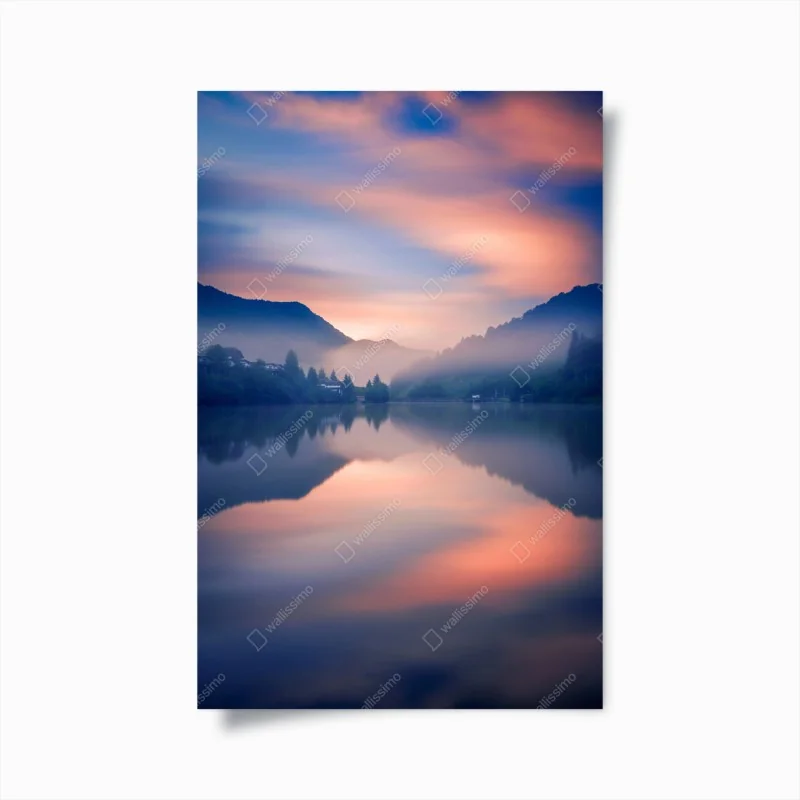 Poster nebeliger bergsee bei dämmerung