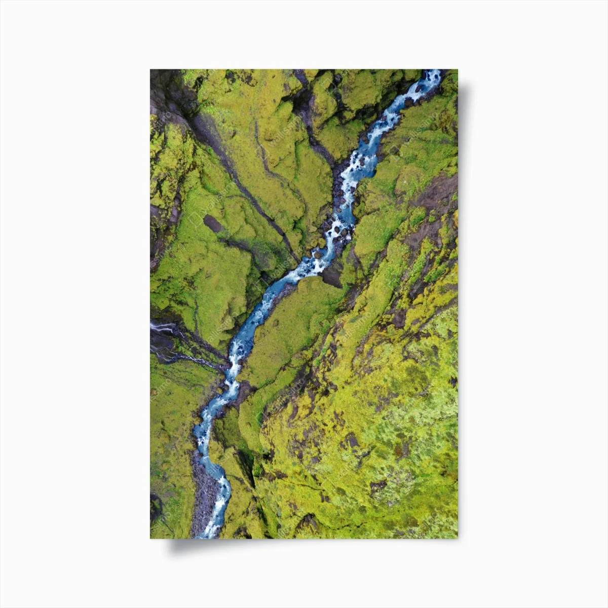 Poster luftaufnahme: fluss in moosbedeckter schlucht – Wallnifity® Poster luftaufnahme: fluss in moosbedeckter schlucht – Wallnifity®