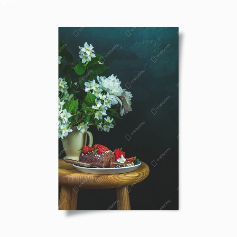 Poster schokoladenrolle mit erdbeeren und weißen blüten