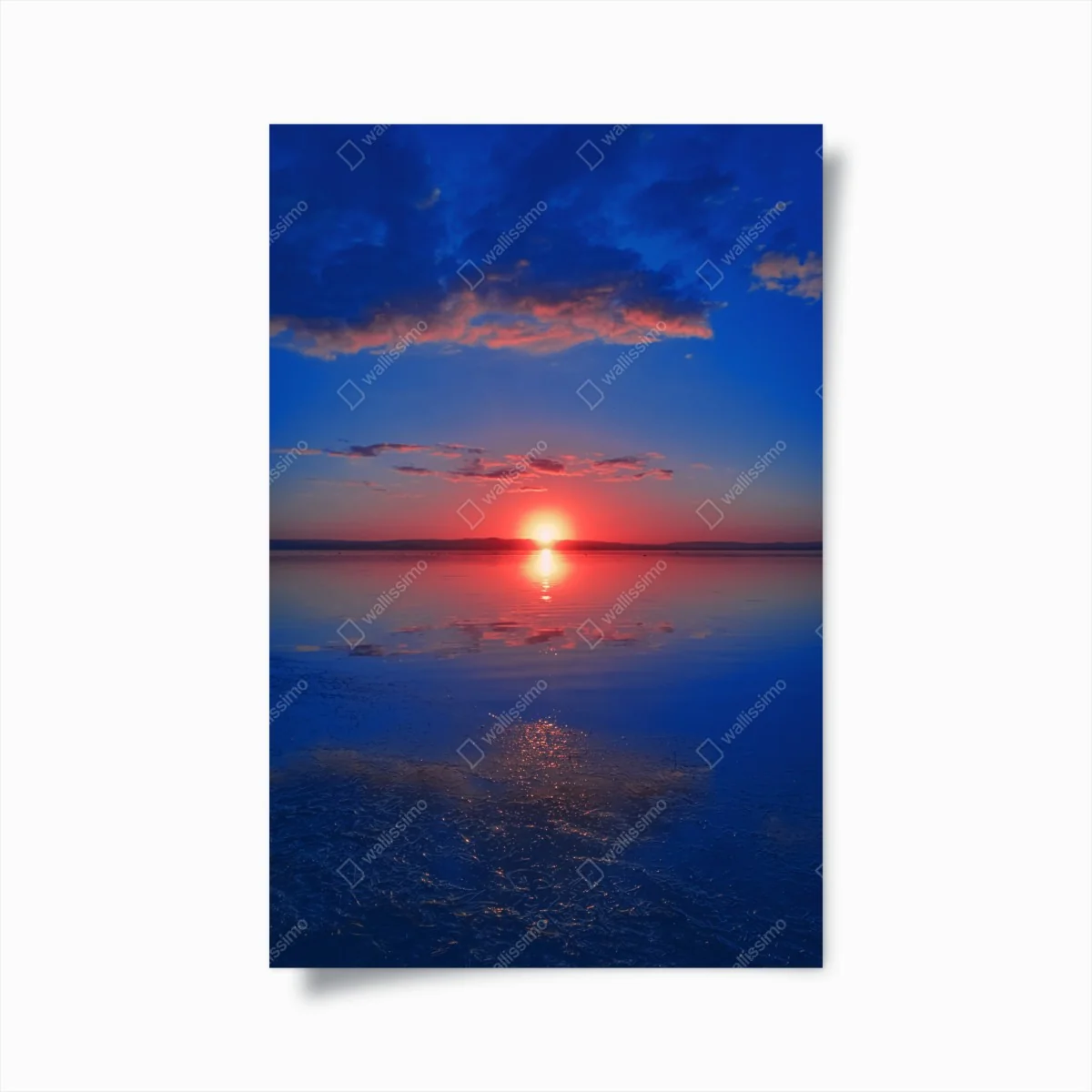 Poster sonnenuntergang über ruhigem meer mit lebendiger spiegelung – Wallnifity®