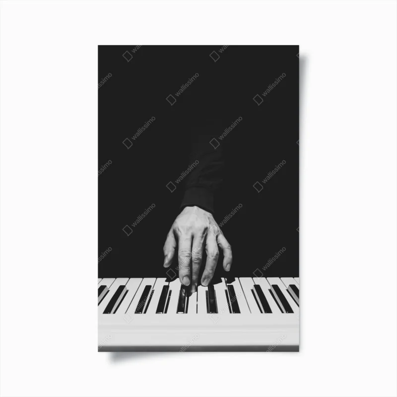 Poster monochromes nahaufnahme einer hand am klavier
