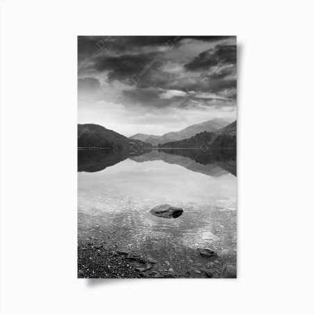 Poster ruhiger bergsee mit spiegelung – Wallnifity®