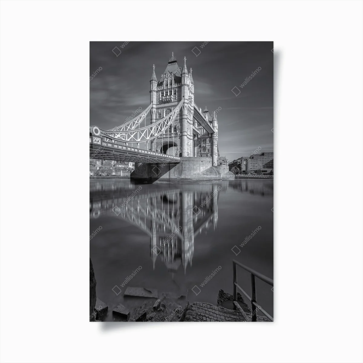 Poster Tower Bridge reflektiert in schwarzweiß – Wallnifity®
