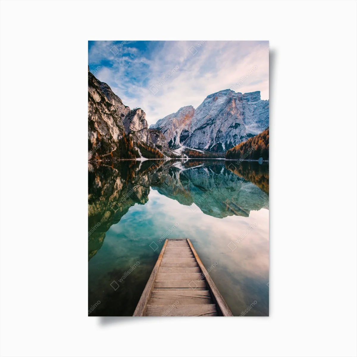 Poster ruhiger alpensee mit hölzernem steg – Wallnifity®