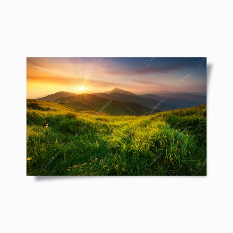 Poster sonnenaufgang über dem smaragdgrünen bergtal