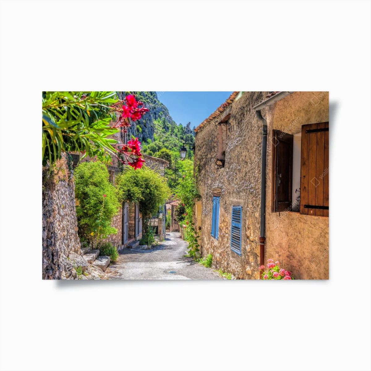 Poster Moustiers Sainte Marie reizvolle Dorfstraße in Provence – Wallnifity® Poster Moustiers Sainte Marie reizvolle Dorfstraße in Provence – Wallnifity®