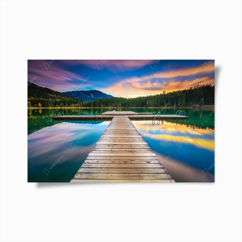 Poster ruhiger bergsee im sonnenuntergang