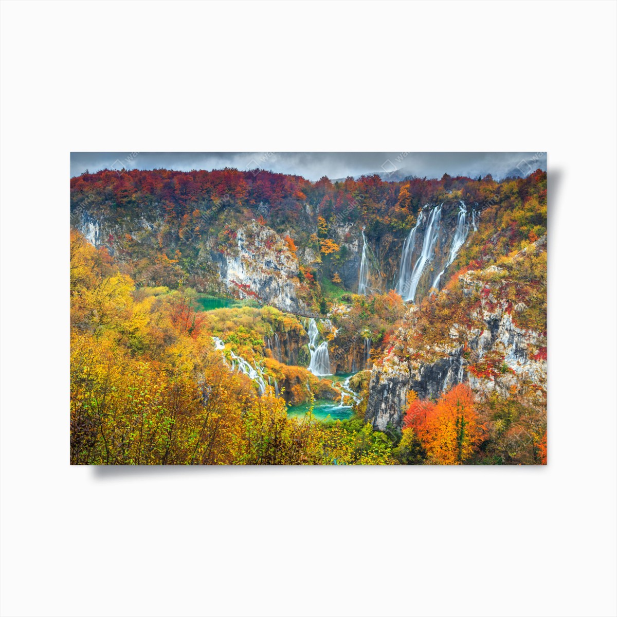 Poster herbstliche wasserfälle in einem farbenfrohen wald – Wallnifity®