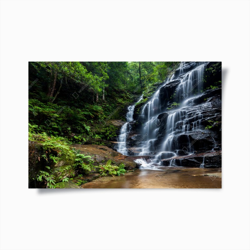 Poster ruhiger wasserfall im wald