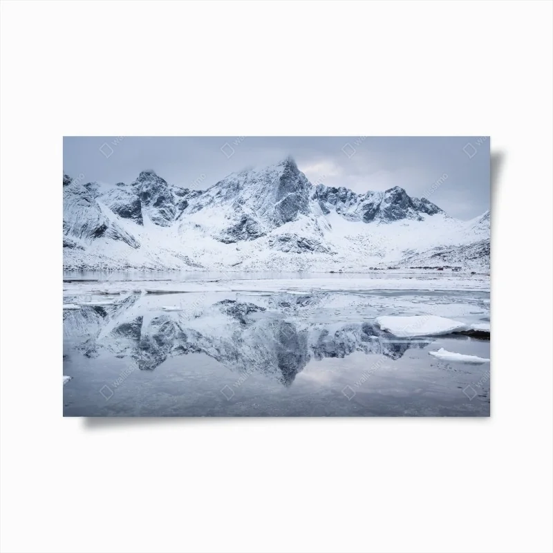 Poster verschneite bergspiegelung in Norwegen