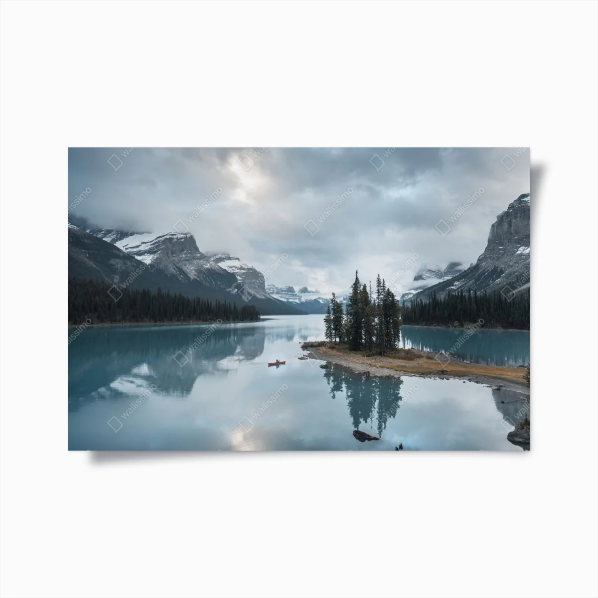 Poster ruhiger alpensee mit insel und kajak – Wallnifity® Poster ruhiger alpensee mit insel und kajak – Wallnifity®