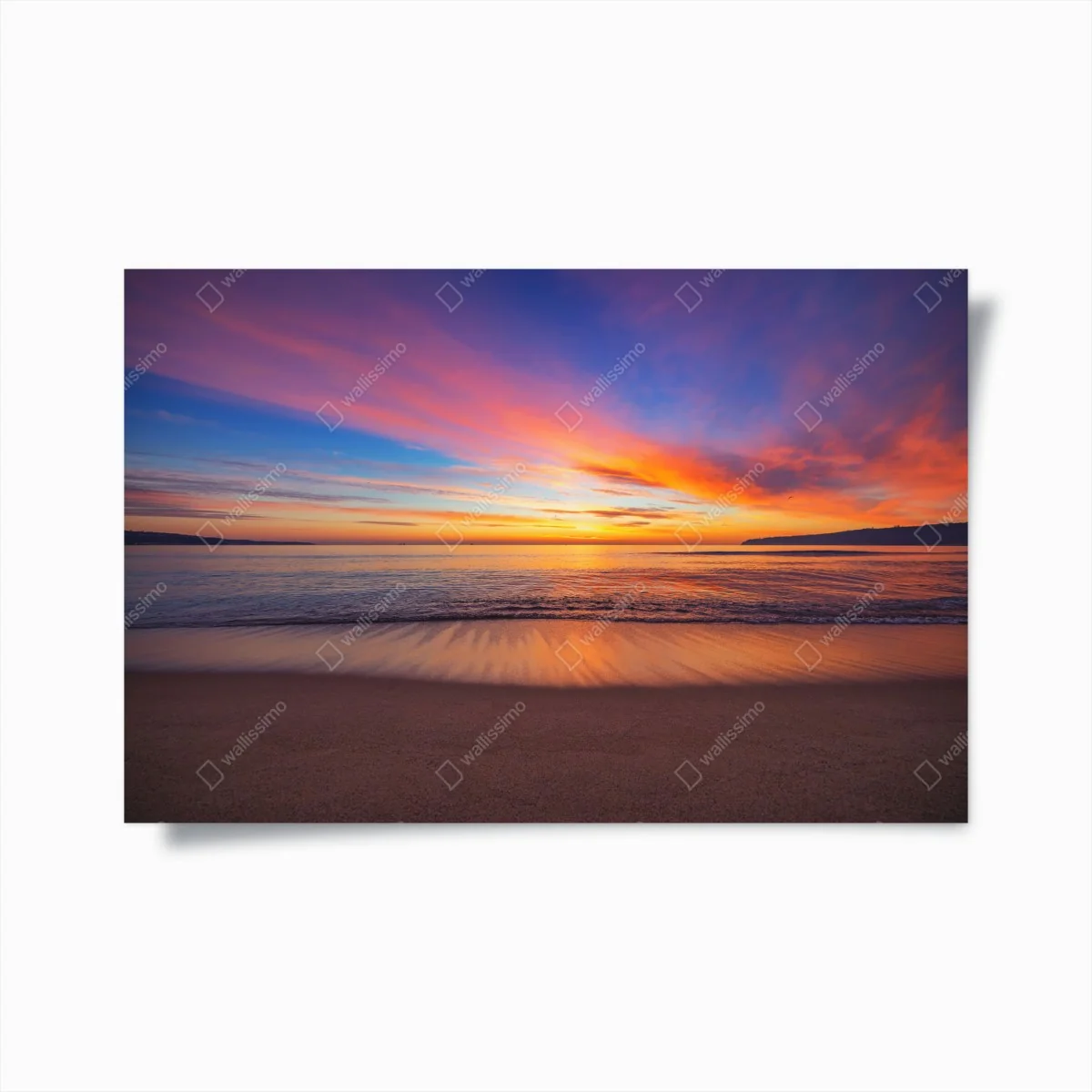 Poster lebendiger sonnenaufgang über einem ruhigen strand – Wallnifity®