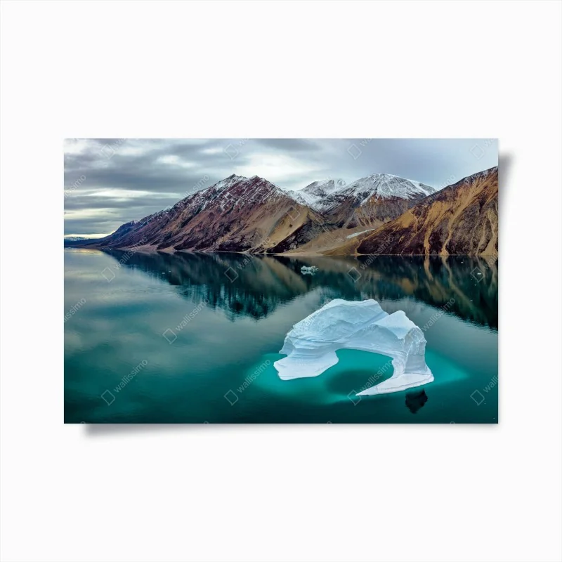 Poster eisberg und bergreflexionen in türkisfarbenem wasser