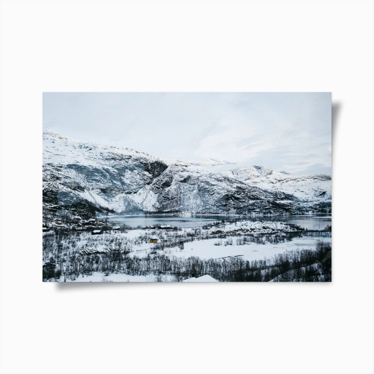Poster ruhige winterliche berglandschaft über zugefrorenem see – Wallnifity®