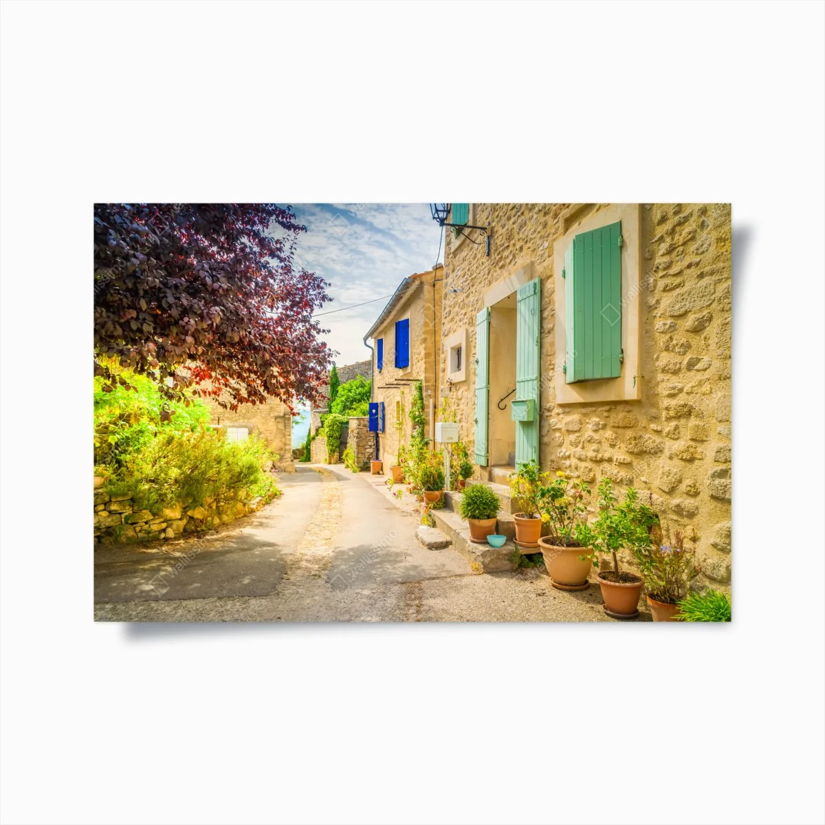 Poster sonnenbeschienene dorfstraße mit steinhäusern und bunten fensterläden – Wallnifity® Poster sonnenbeschienene dorfstraße mit steinhäusern und bunten fensterläden – Wallnifity®