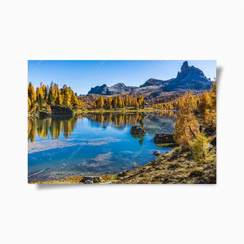 Poster herbstlicher alpensee mit bergreflexion