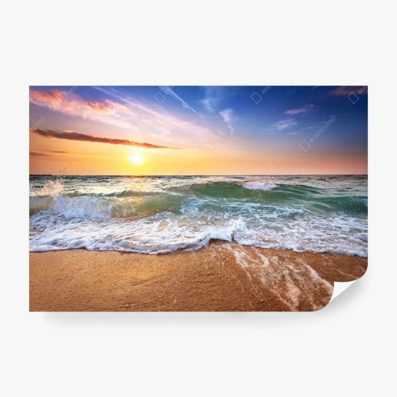 Fototapete goldener sonnenuntergang am strand mit sanften wellen