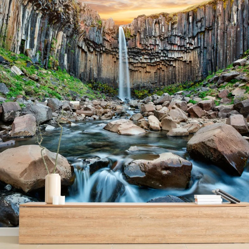 Fototapete dramatischer wasserfall zwischen basaltklippen